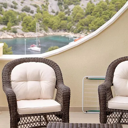 Apartment Fuer Drei Personen Mit Terrasse Razanj