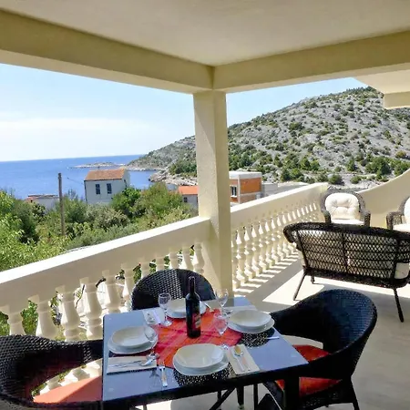 Fuer Drei Personen Mit Terrasse Razanj
