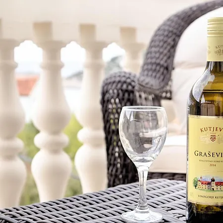 Fuer Drei Personen Mit Terrasse * Razanj