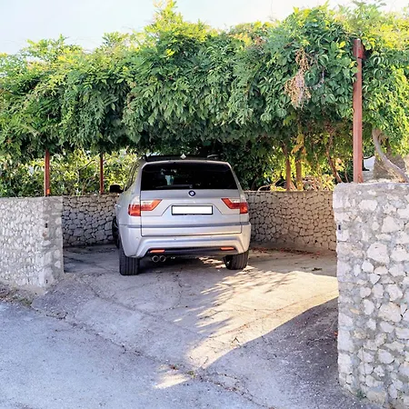 Apartment Fuer Drei Personen Mit Terrasse Razanj