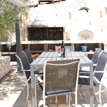 Fuer Drei Personen Mit Terrasse