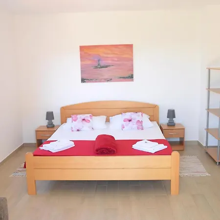 Fuer Drei Personen Mit Terrasse * Razanj