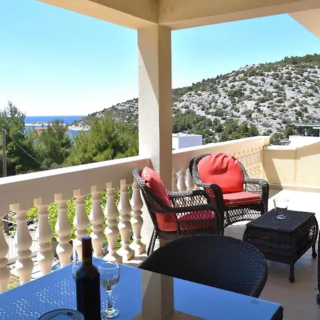 Apartment Fuer Drei Personen Mit Terrasse Razanj