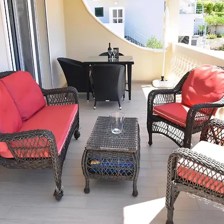 Fuer Drei Personen Mit Terrasse * Razanj