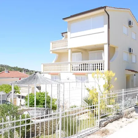 Fuer Drei Personen Mit Terrasse Apartment Razanj